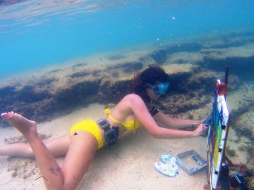 New way of painting under the sea while free diving